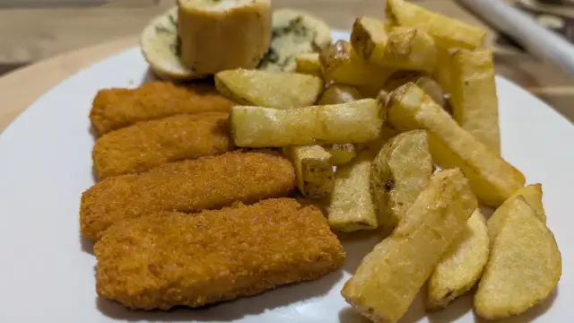 Chicken fingers, chips and garlic bread