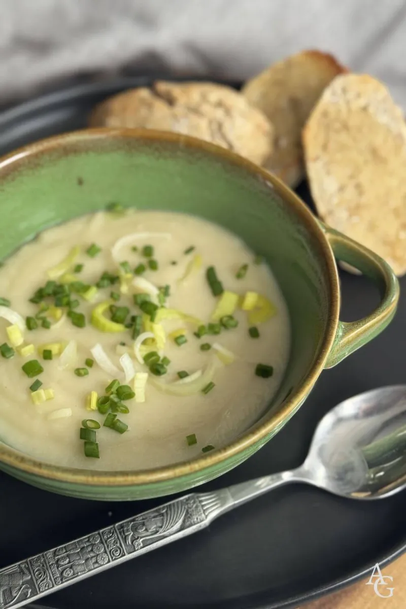 Creamy Vegan Celery Root & Parsnip Soup (Kremet Sellerirot og Pastinakk Suppe)