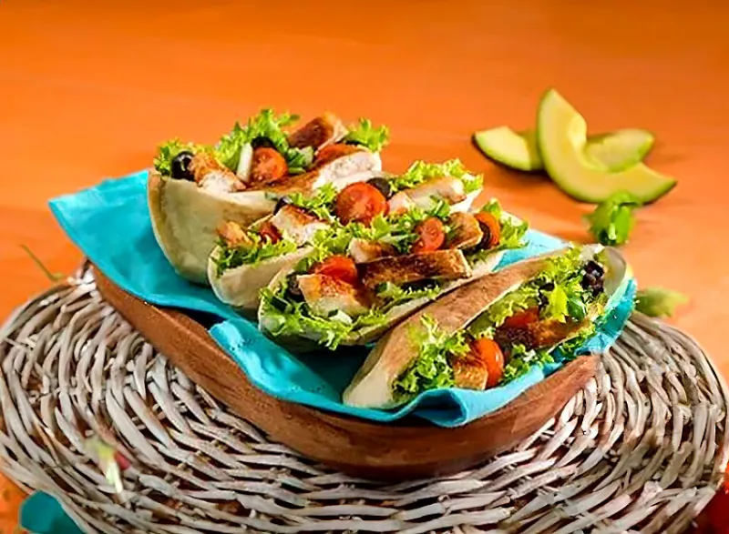 Pan Pita con Souvlaki de Pollo y una Salsa Tzatziki de Aguacate