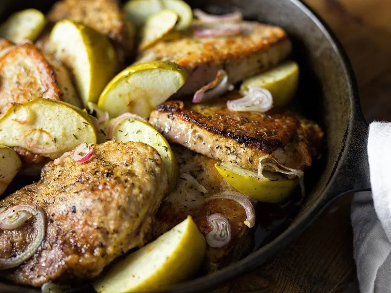 Braised pork chops with apples