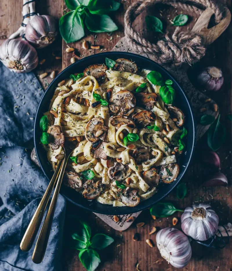 Nudeln mit cremiger Champignonsoße (vegane Béchamelsauce)