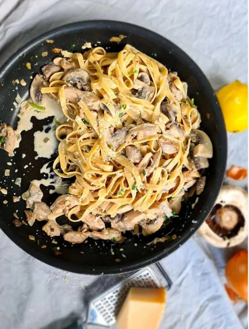 Creamy chicken & mushroom pasta