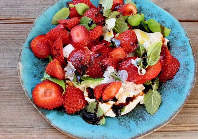 Burrata Strawberry Balsamic Salad Recipe