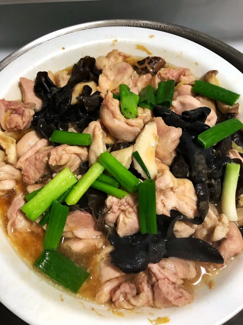 Steamed Chicken with Shiitake Mushrooms and Black Fungus
