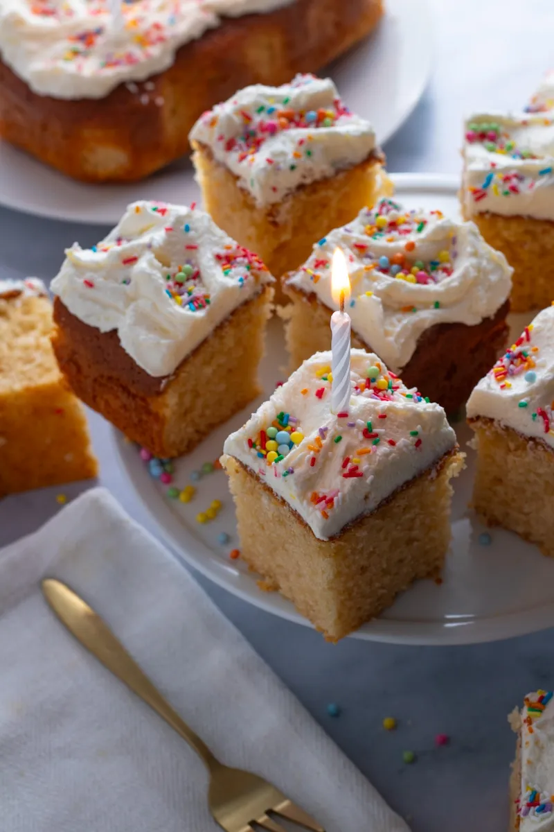 One Bowl Vanilla Cake (with oil!)