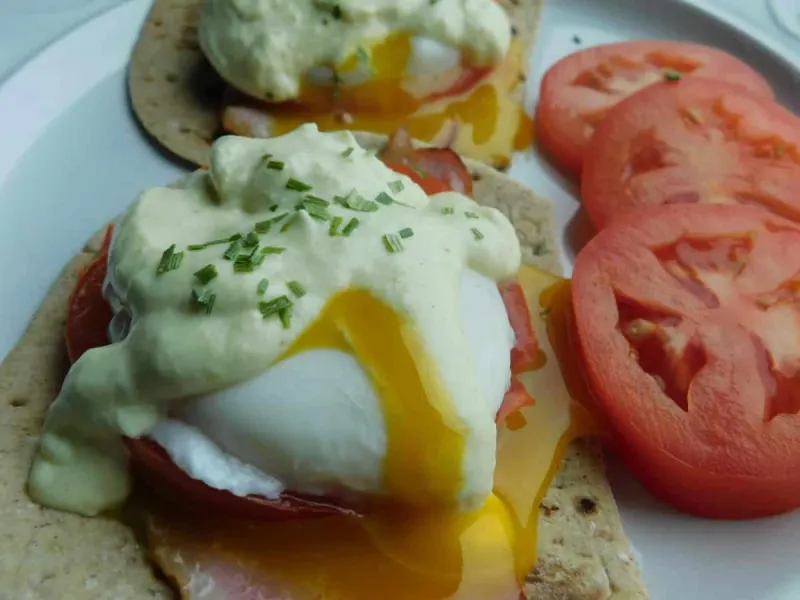 Flatout eggs benedict