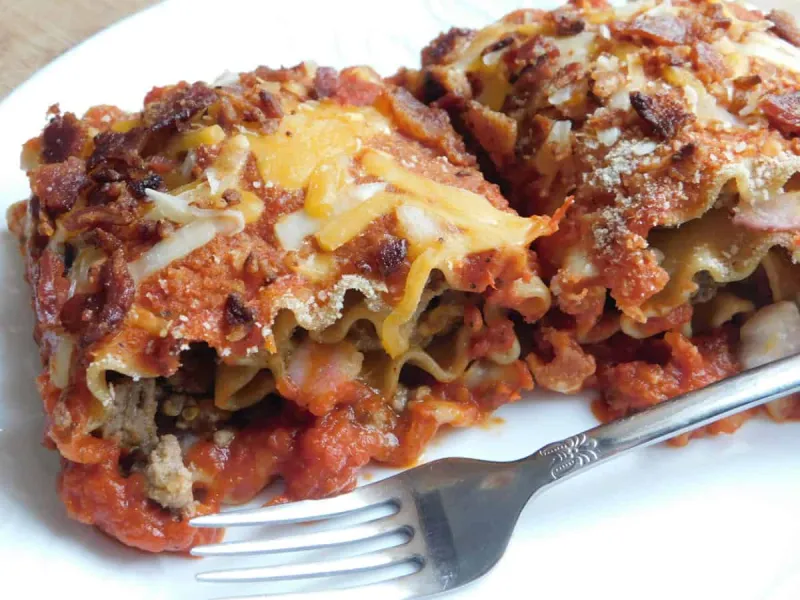 Bacon cheeseburger lasagna rolls