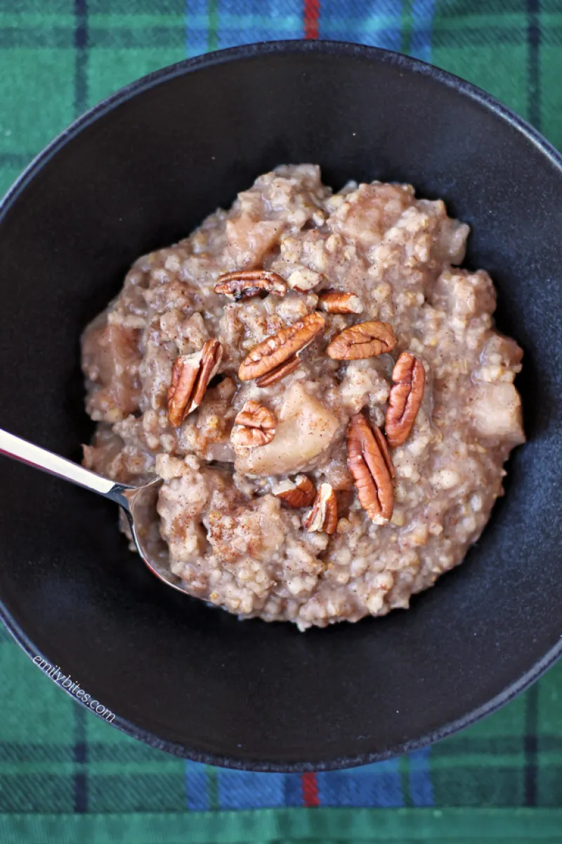 Apple Cinnamon Slow Cooker Oatmeal