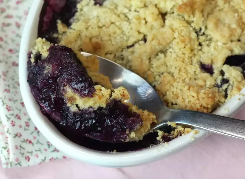 Blueberry crumble: golden on top, juicy on the inside