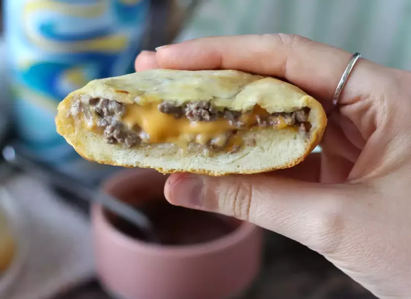 Burger-style air fryer stuffed buns: ideal for a quick and tasty dinner