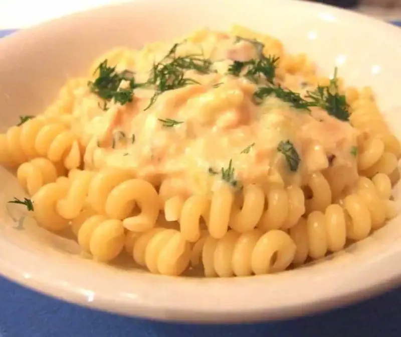 Salmon pasta with leeks and dill