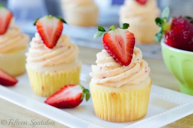 Fresh Strawberry Buttercream Cupcakes