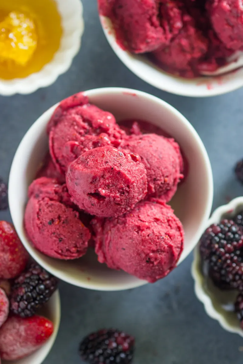Healthy 5 Minute Berry Frozen Yogurt