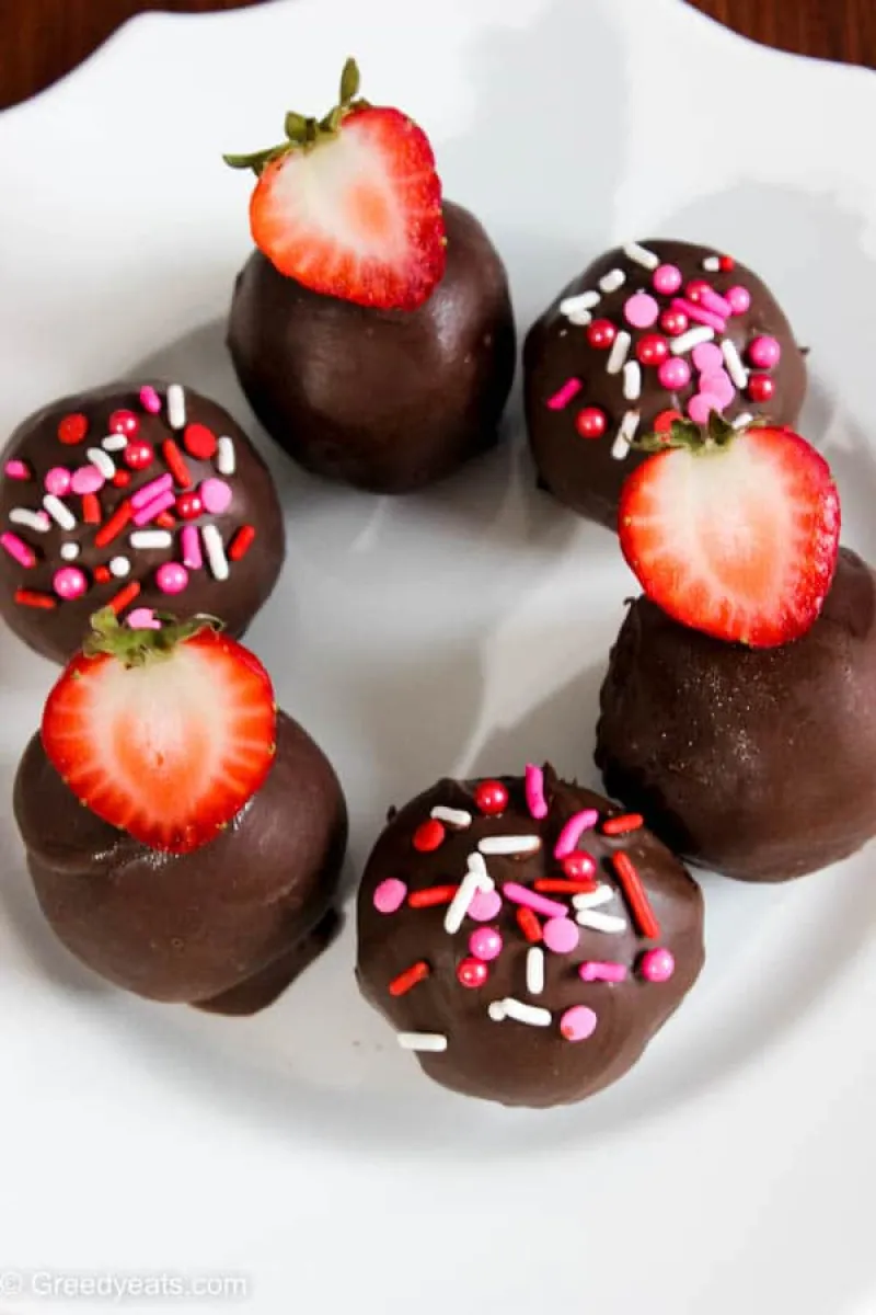 Strawberry cake pops