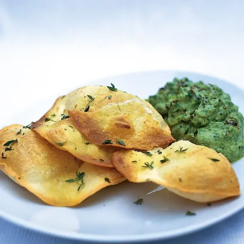 Crispy tortillas with guacamole