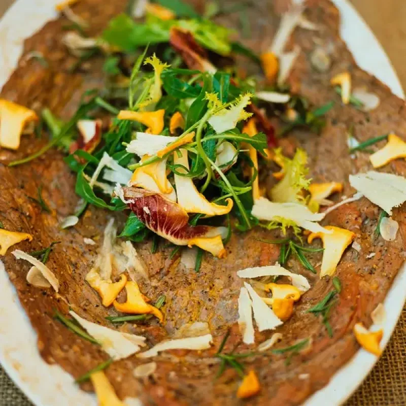 Flash roast beef with garlic, rosemary and girolles (Schiacciata di manzo con aglio, rosmarino e funghi)