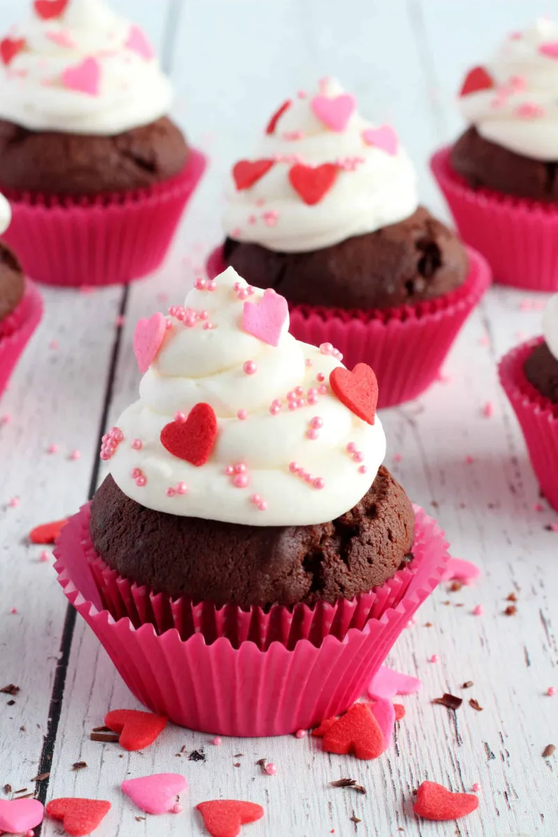 CHOCOLATE CUPCAKES FOR VALENTINE'S DAY