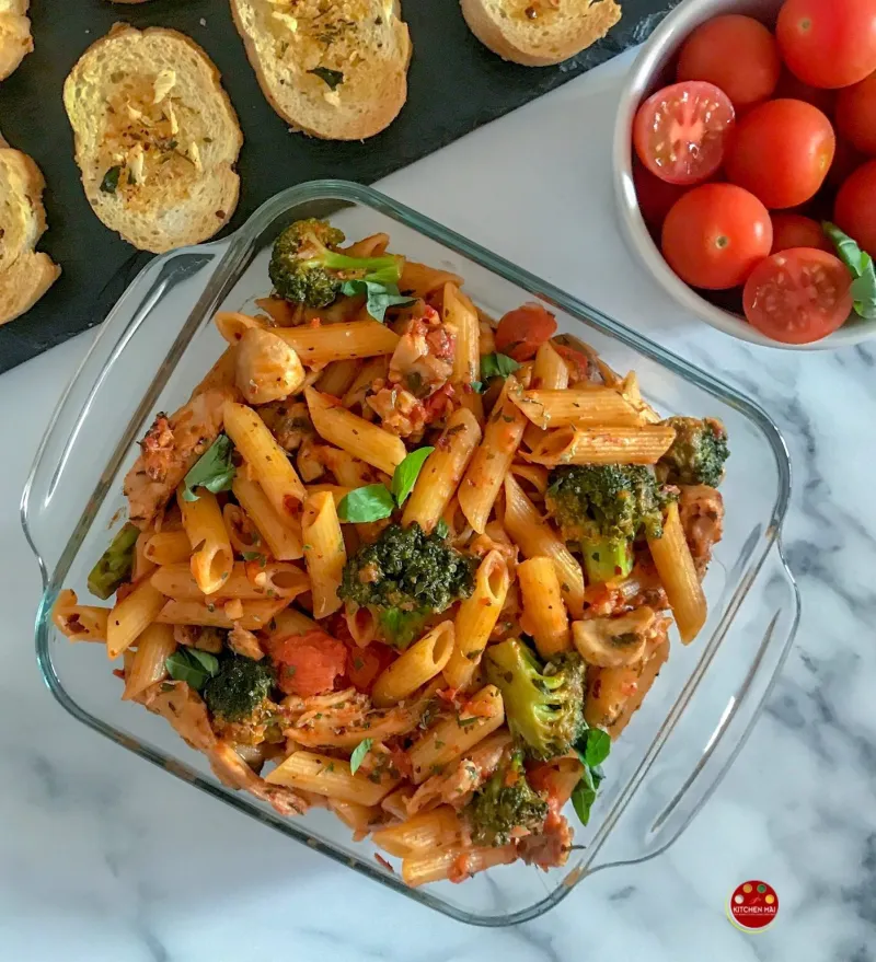 Penne arrabbiata with chicken and vegetables