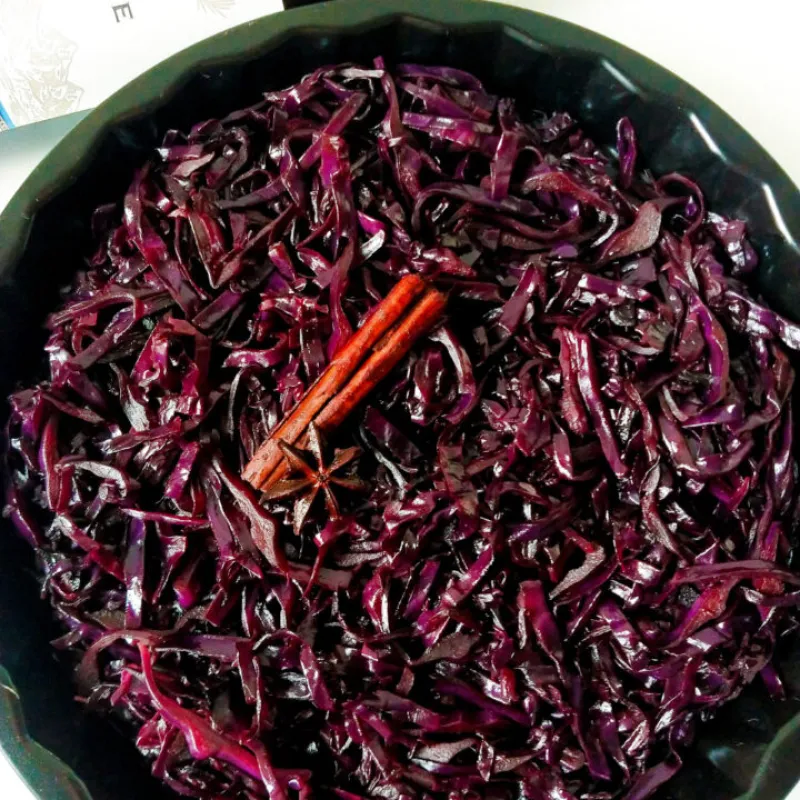 Braised red cabbage with red wine