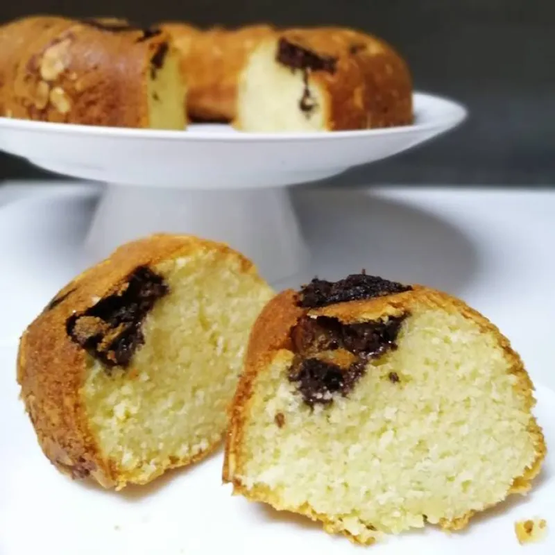 Sponge cake with chocolate pralines