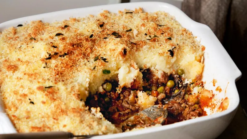 Cottage pie with cheesy onion mash