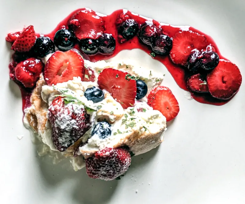 Pavlova Roll With Mixed Berries