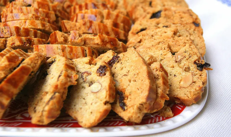 Moroccan Fekkas with Almonds and Raisins - Fekkas Msseoues