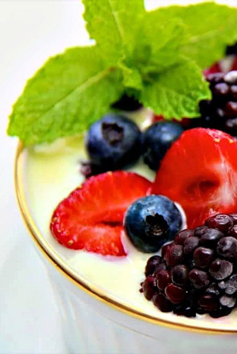 Chilled Berries with White Hot Chocolate Sauce