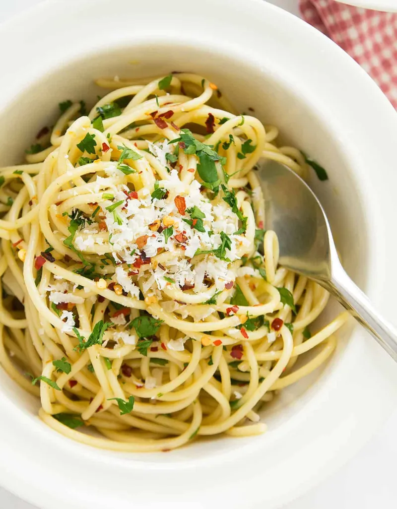 SPAGHETTI WITH GARLIC AND OLIVE OIL