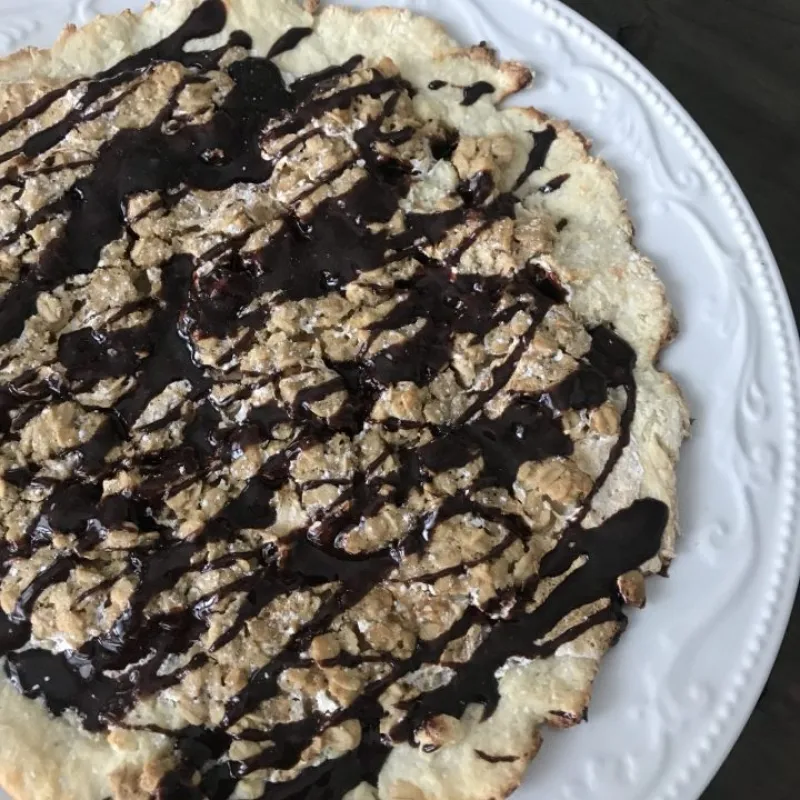Cinnamon Crumble Dessert Pizza