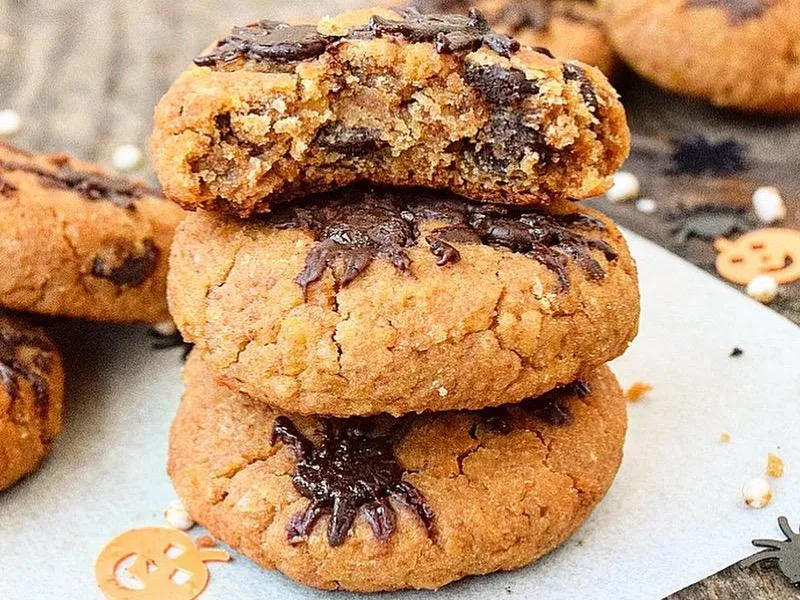 Vegan spider chocolate chip cookies