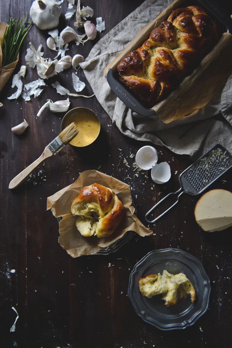 Garlic, chives, & smoked gouda brioche.