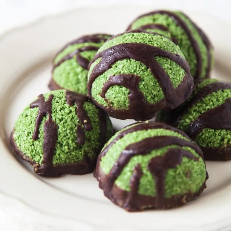 Raw Supergreen Macaroons